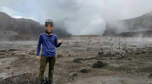 La CNE tuvo acceso a fotografías de personas posando a muy pocos metros del cráter del volcán Turrialba.
