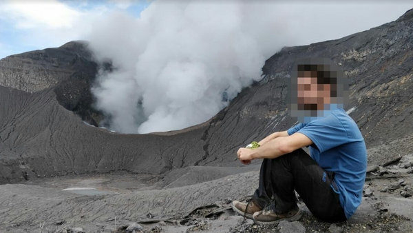 La CNE tuvo acceso a fotografías de personas posando a muy pocos metros del cráter del volcán Turrialba.