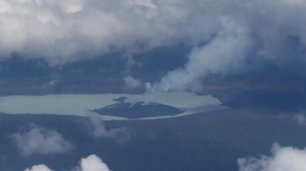 Imagen aérea del volcán Manaro, que ha obligado a evacuar de forma definitiva una isla de Vanuatu.