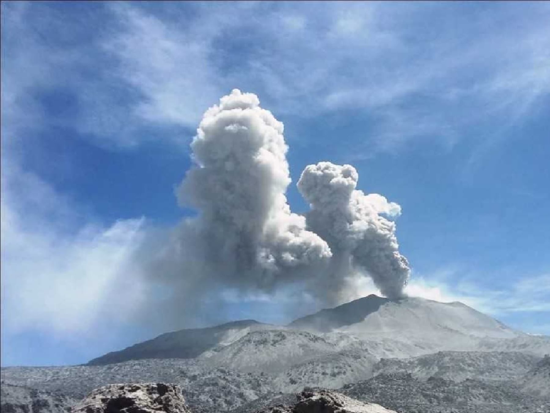 El Instituto Geofísico del Perú (IGPP) alertó la caída de cenizas en el volcán Sabancaya, ubicado en la región Arequipa, condición que se mantendría durante todo el día.