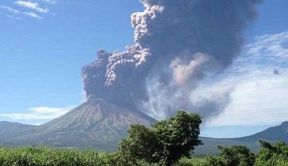 Volcán San Cristobal hace erupción