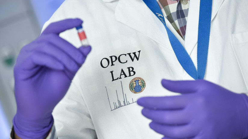 Un técnico de laboratorio realiza una prueba en la sede de la OPAQ en La Haya, Países Bajos, el 20 de abril de 2017.
