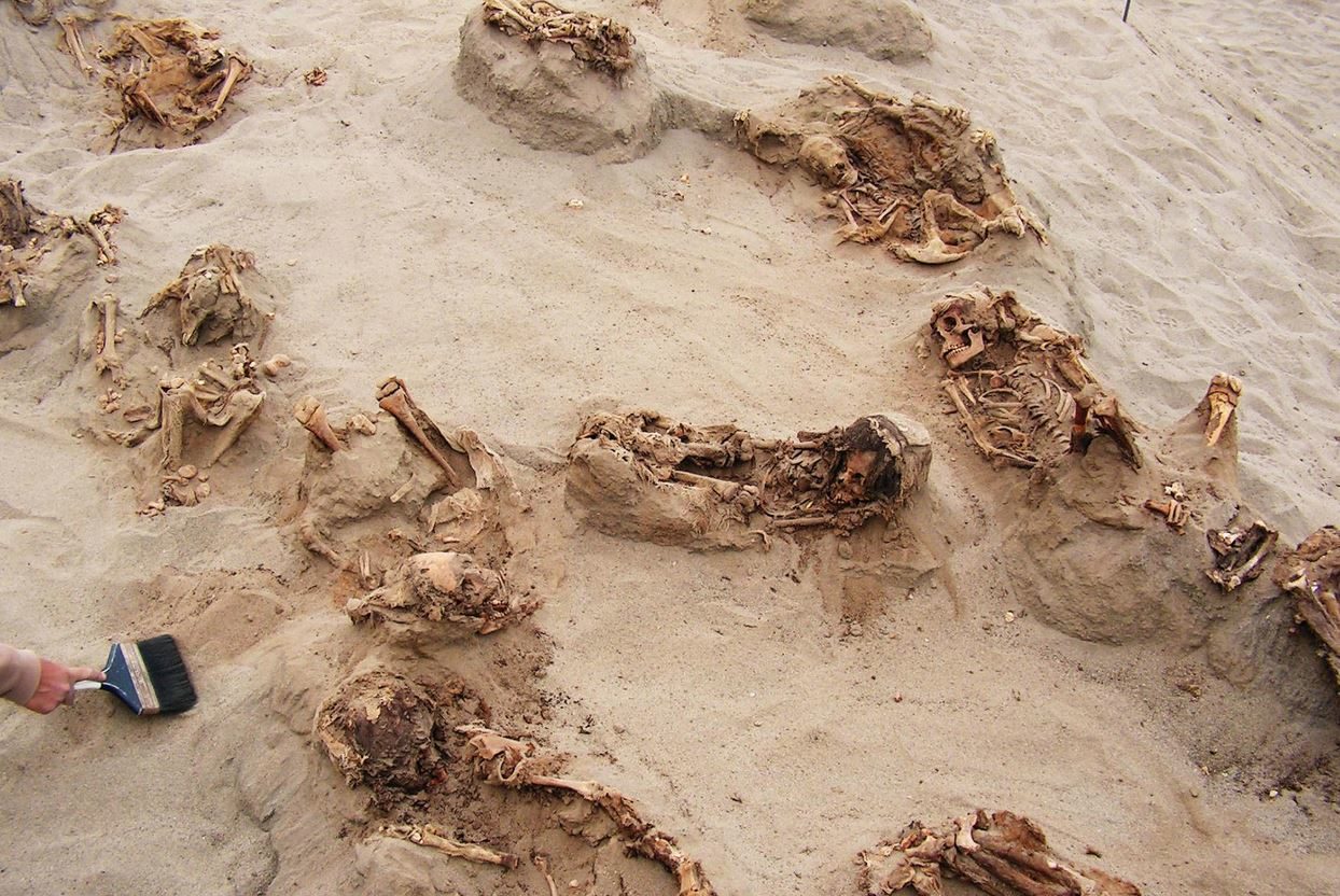En el transcurso de un día, arqueólogos descubrieron los restos de más de una docena de niños preservados en arena seca durante más de 500 años. La mayoría de las víctimas del ritual tenían entre 8 y 12 años cuando murieron.