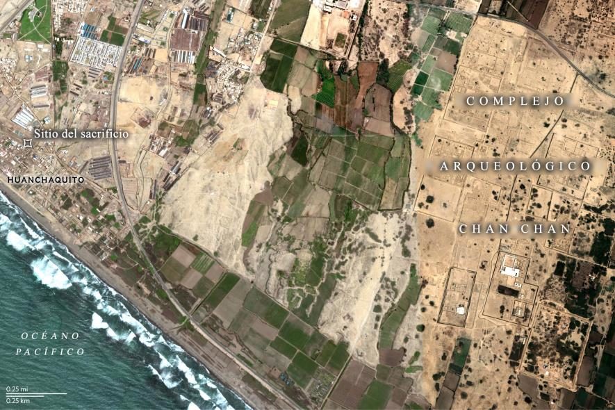 Una imagen satelital muestra la proximidad entre el sitio de sacrificio de Huanchaquito-Las Llamas y las extensas ruinas de la antigua capital Chimú de Chan Chan.