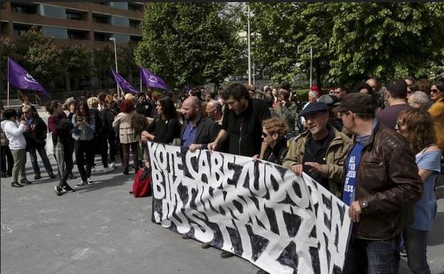 Acto de protesta contra Kote Cabezudo esta mañana ante los juzgados de San Sebastián.