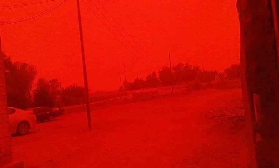 A powerful sandstorm engulfed southern Iraq