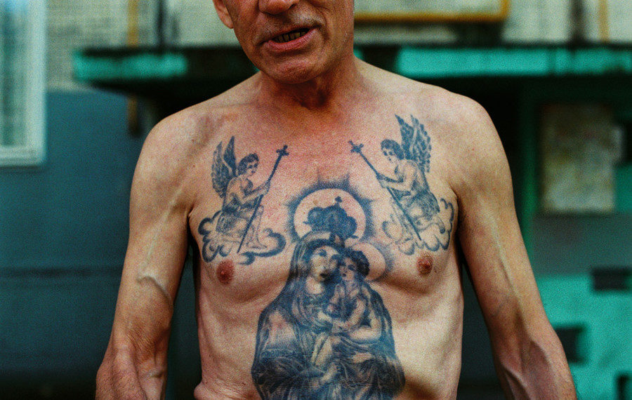 foto hombre tatuajes Rusia