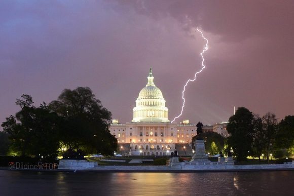 Un rayo detrás del Capitolio, en Washington D. C., el 12 de mayo. Foto: @DildineWTOP, Twitter.