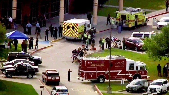 La policía respondió al reporte de un tiroteo en una escuela en Santa Fe, Texas.