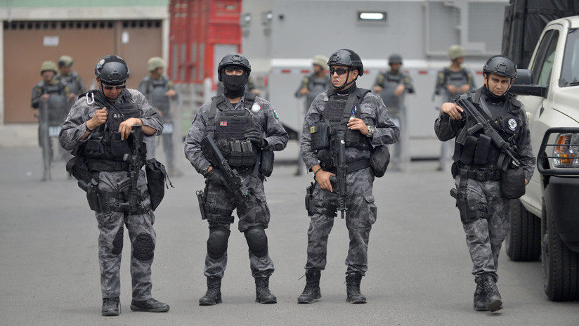 Los oficiales del Grupo de Operaciones Especiales (GOPES) montan guardia en la escena de un tiroteo en Tláhuac, Ciudad de México, el 20 de julio de 2017.