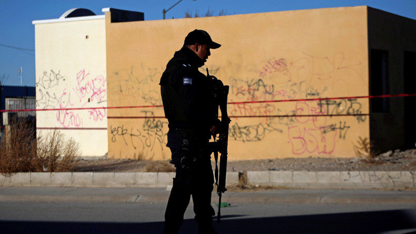 Un agente de policía custodia una escena del crimen en Ciudad Juárez, México, el 7 de febrero de 2018. / Jose Luis Gonzalez / Reuters