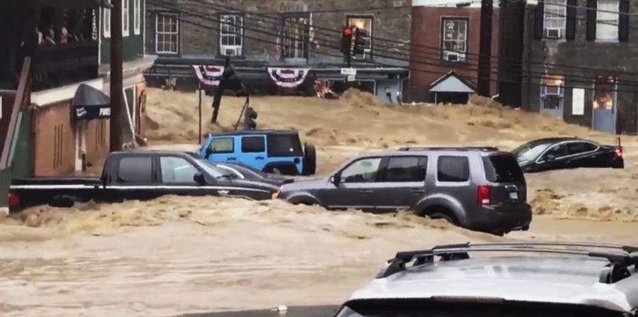 Una inundación recorre la avenida principal de Ellicott City, Maryland, el domingo 27 de mayo de 2018.