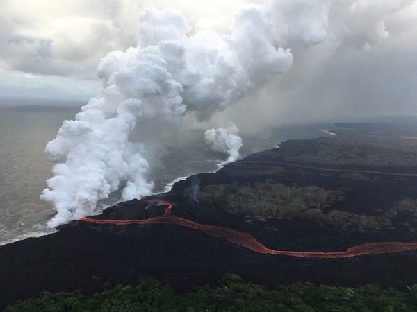 Las fisuras 6, 13 y 22 continúan erupcionando y causando ríos de lava.