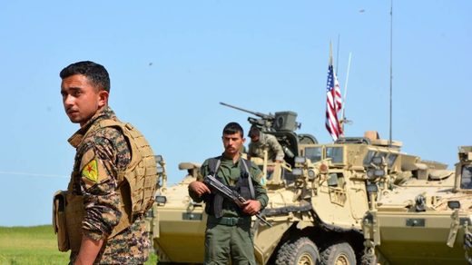 Milicianos kurdos haciendo guardia en un blindado de los EEUU.