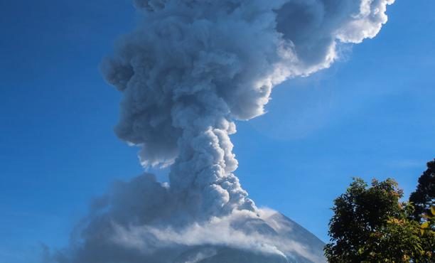 El volcán Merapi expulsa cenizas volcánicas, en una fotografía tomada desde Cangkringan, en Yogyakarta (Indonesia), este virnes 1 de junio de 2018.