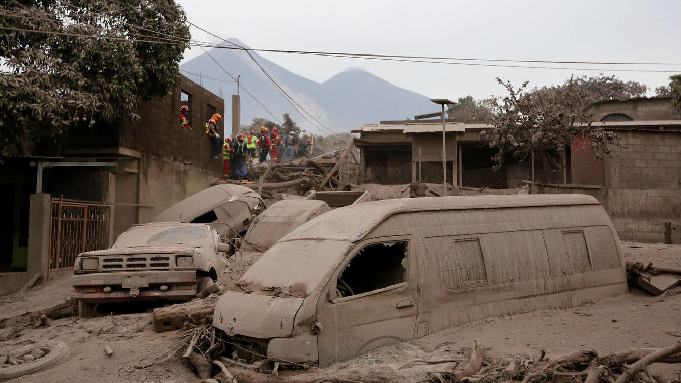 Bomberos y trabajadores de los equipos de rescate buscan supervivientes en San Miguel Los Lotes, el 4 de junio de 2018.