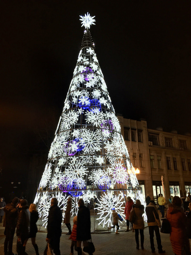 LED light sculptures installed as Christmas decorations in Simferopol