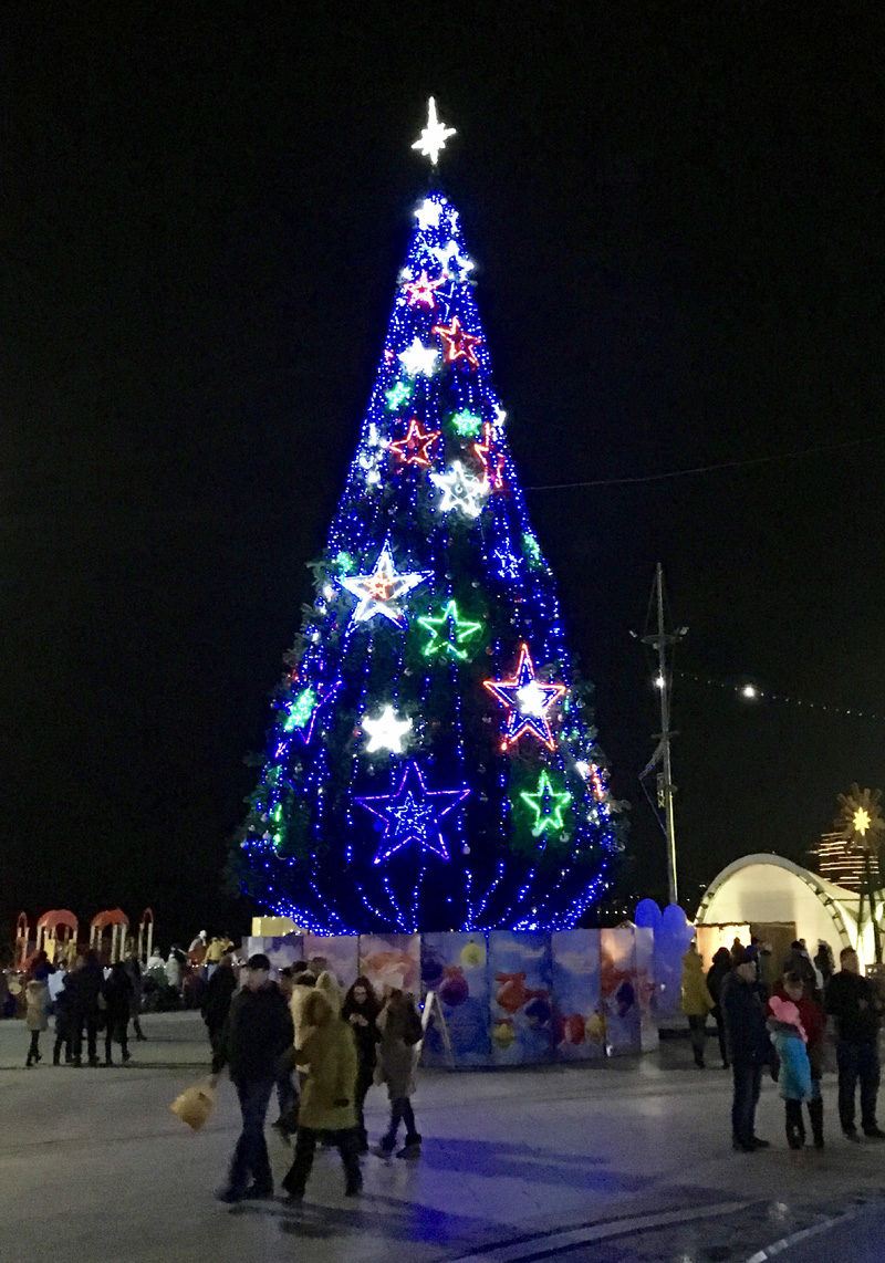 Christmas light sculptures at Lenin Square (pretty much every Russian city has one!), Yalta