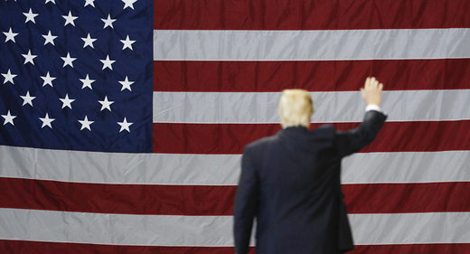 Trump bandera EEUU