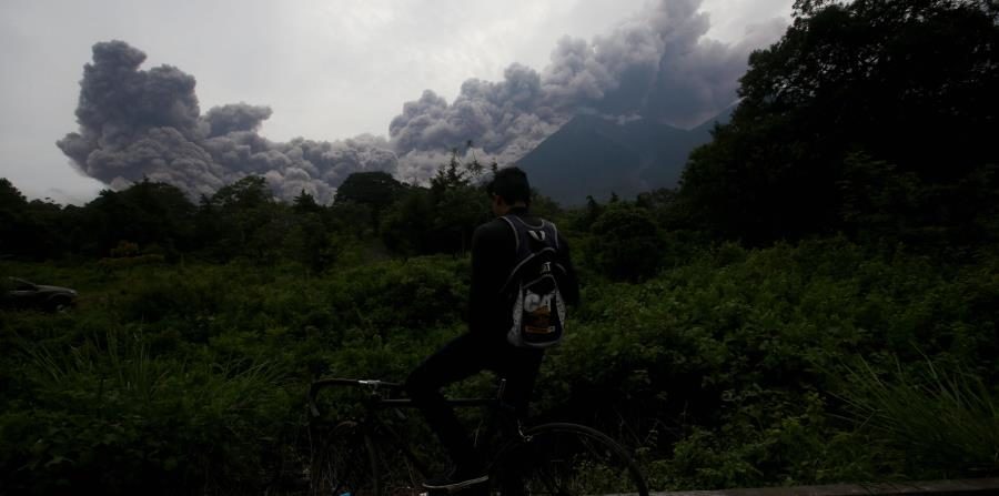 Vista de una erupción del Volcán de Fuego en Alotenango, Sacatepéquez, en Guatemala. (EFE)