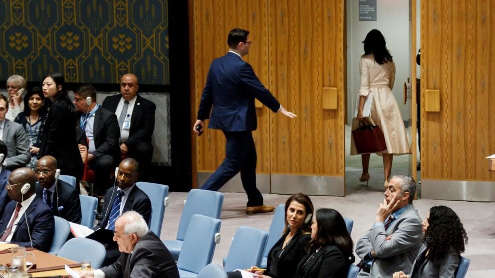 Lla delegada de Estados Unidos saliendo de la sala de sesiones del Consejo de Seguridad al iniciar su alocución el representante de Palestina el pasado 15 de mayo del 2018.