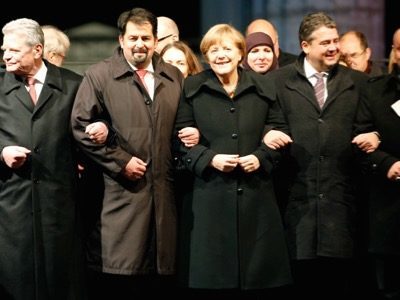 Clic para aumentar Merkel Mayzek