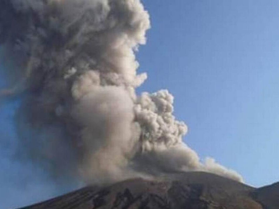 El volcán Telica explota en Nicaragua.