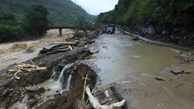 7 Muertos, 5 heridos graves y 12 desaparecidos por inundaciones en Vietnam
