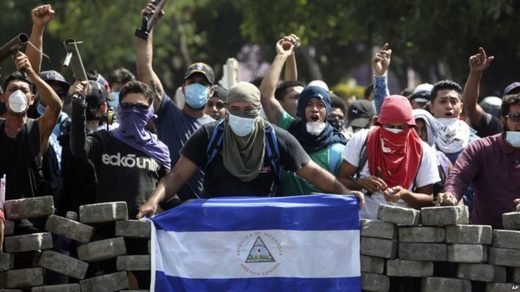 Grupos de jóvenes tras la barricadas montada en Nicaragua en protesta contra las medidas del presidente Daniel Ortega.