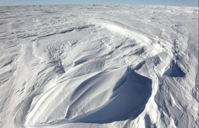 Los vientos persistentes moldean la superficie de la nieve de la Antártida oriental en pequeñas formas de dunas llamadas 'sastrugi'. /Ted Scambos, NSIDC