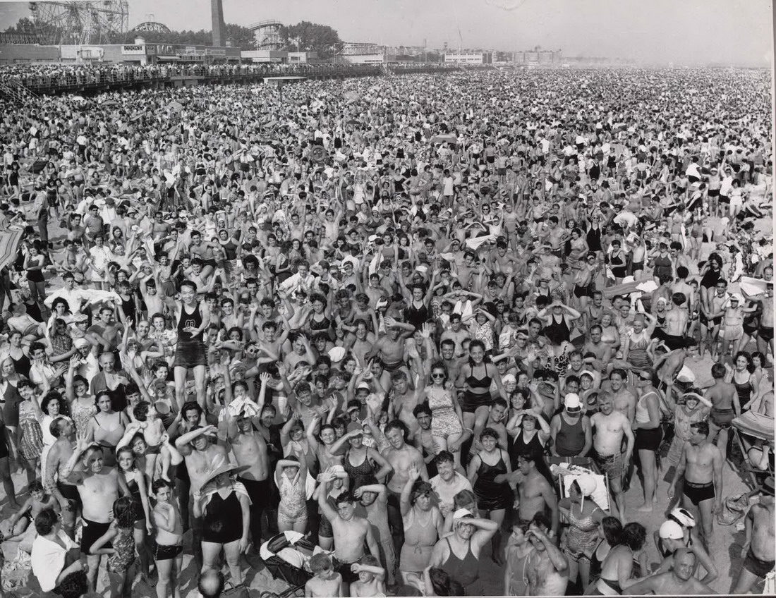 Clic para aumentar Coney Island Beach during the hot summer of 1940 July heatwave, 1940 weegee
