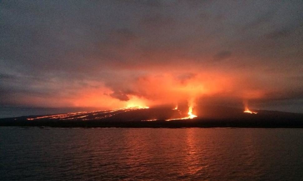 El volcán Sierra Negra está en fase eruptiva en el archipiélago de Galápagos en Ecuador.