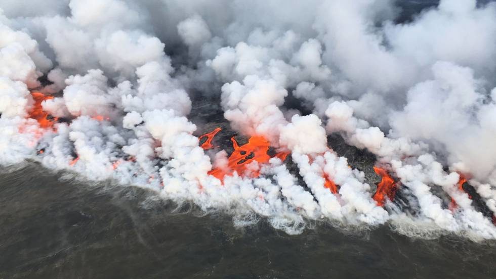 Lava del volcán Kilauea (Hawái) entra en el mar el pasado 26 de junio.