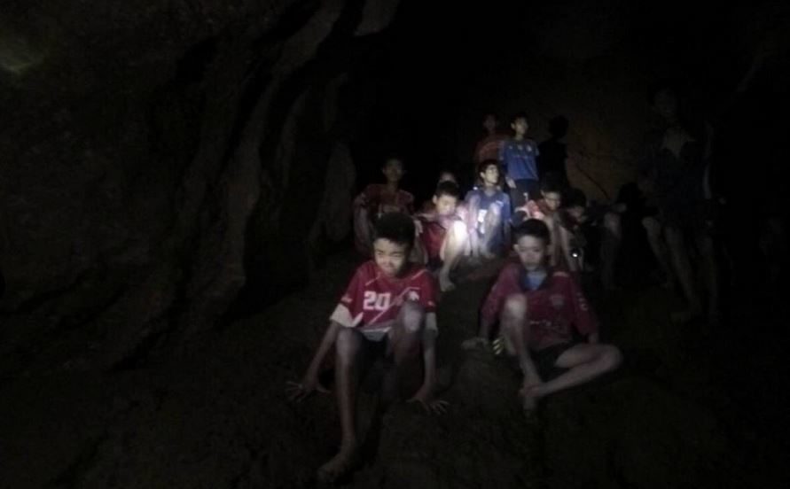 Los 12 menores y el entrenador, juntos en la cueva Tham Luang.