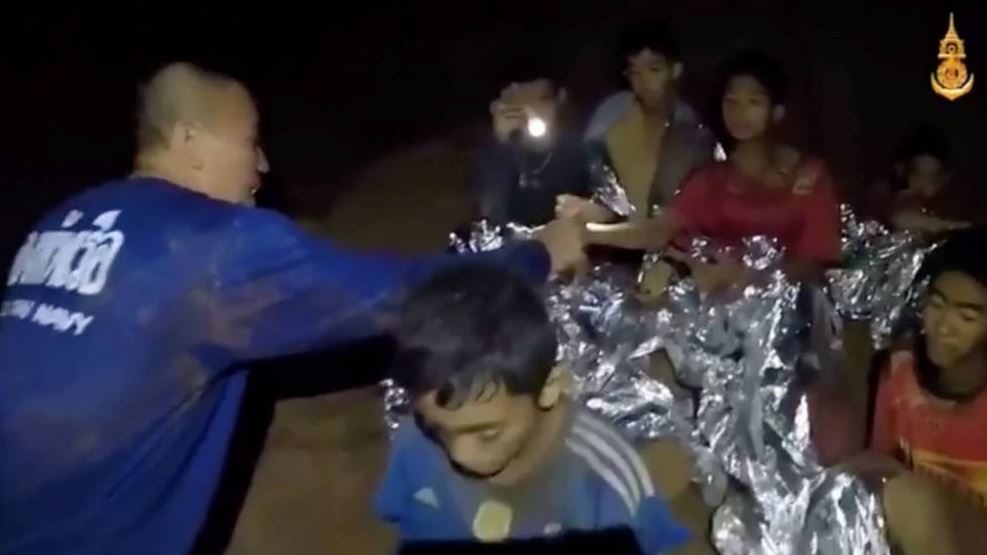 Un médico asiste a los niños atrapados en la cueva de Tham Luang, el 3 de julio de 2018. (Reuters)