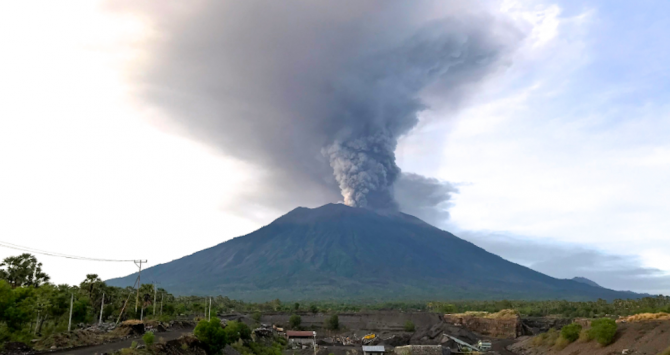 Una foto del volcán Agung en la isla de Bali