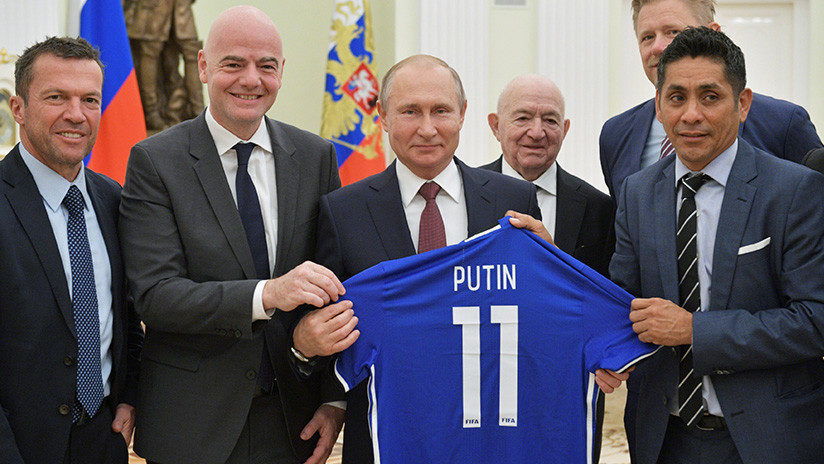 Vladímir Putin con Gianni Infantino y Lothar Matthaus