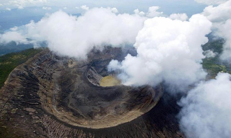 El Volcán de Santa Ana, más conocido como el Ilamatepec, es el volcán más alto y más voluminoso de la cordillera de la costa en la región y está ubicado en El Salvador.