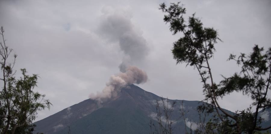El volcán de Fuego, en Guatemala, lanza una fumarola. (EFE)