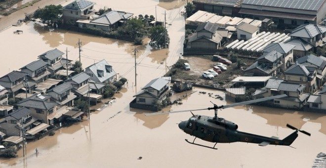 Un helicóptero sobrevuela parte de la zona afectada por las inundaciones.