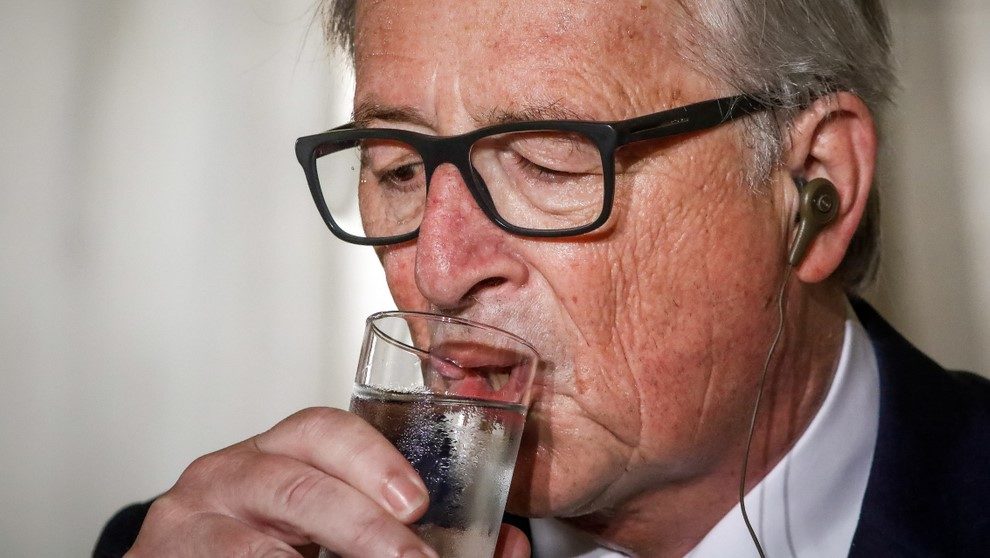Juncker bebiendo agua, o vodka, ¿quién sabe?