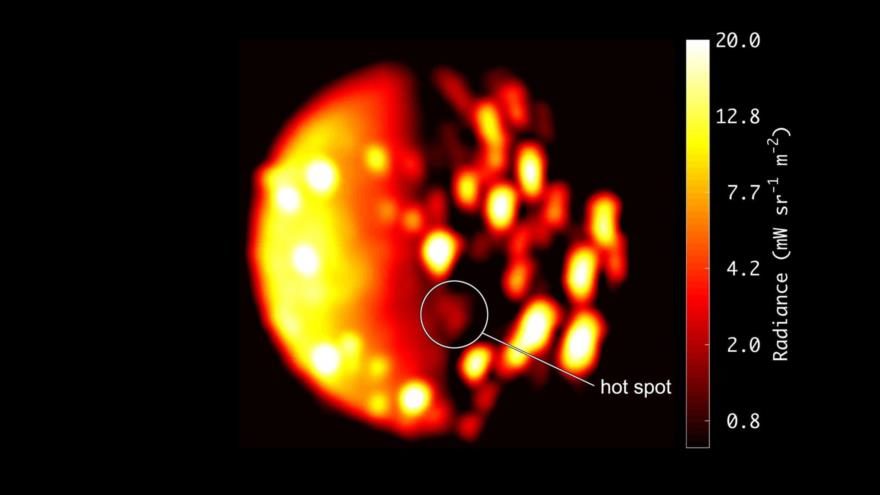 Imagen de infrarrojo donde se muestra la ubicación del posible nuevo volcán de Ío, en Júpiter.