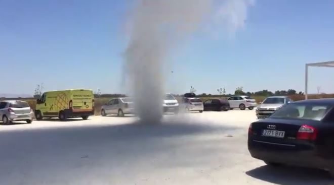 Diablo de polvo en el área de servicio de a-92 de Sevilla.