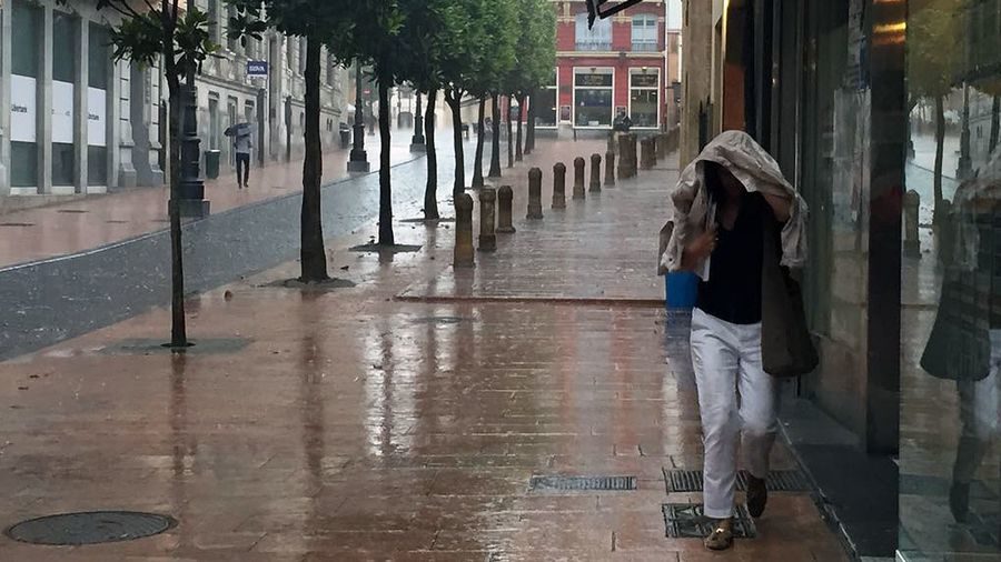 Una fuerte tormenta de granizo ha caído sobre Oviedo