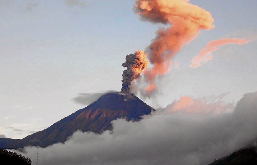 El volcán Reventador hizo erupción en el año 2002.
