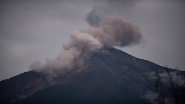 Las autoridades informaron que la erupción provocó una avalancha moderada en la zona de Las Lajas.