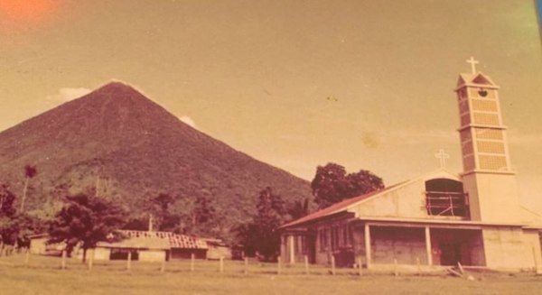 Clic para aumentar Antes de 1968 los pobladores de La Fortuna pensaban que el Arenal era un cerro y no un volcán. La imagen fue captada en el parque de La Fortuna y corresponde al año 1966, se desconoce el mes.