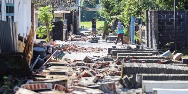 Escombros tras el terremoto de magnitud 6,9 que sacudió Indonesia.
