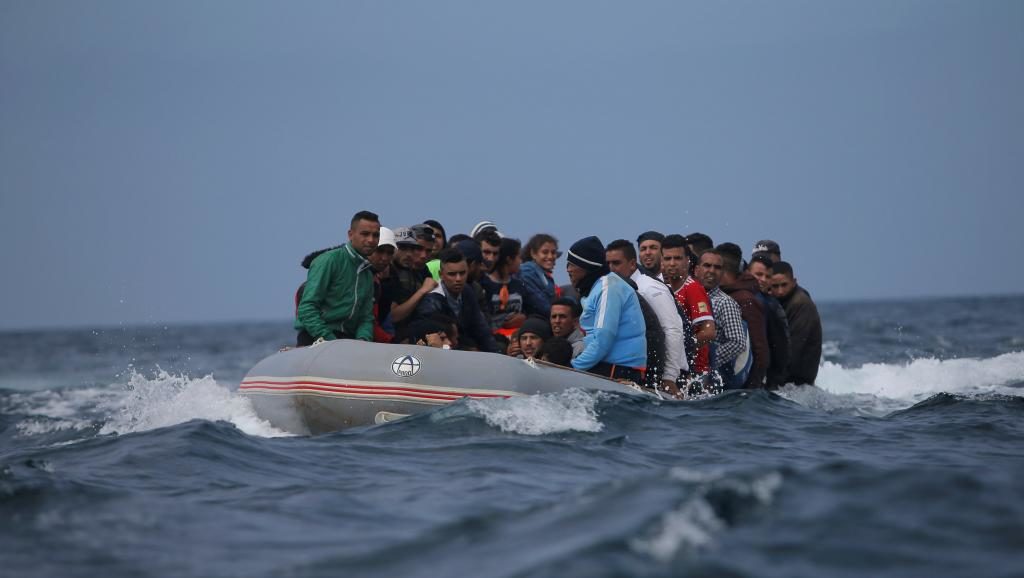 Inmigrantes de Marruecos cruzan el Estrecho de Gibraltar hacia Tarifa, España, el 27 de julio de 2018.