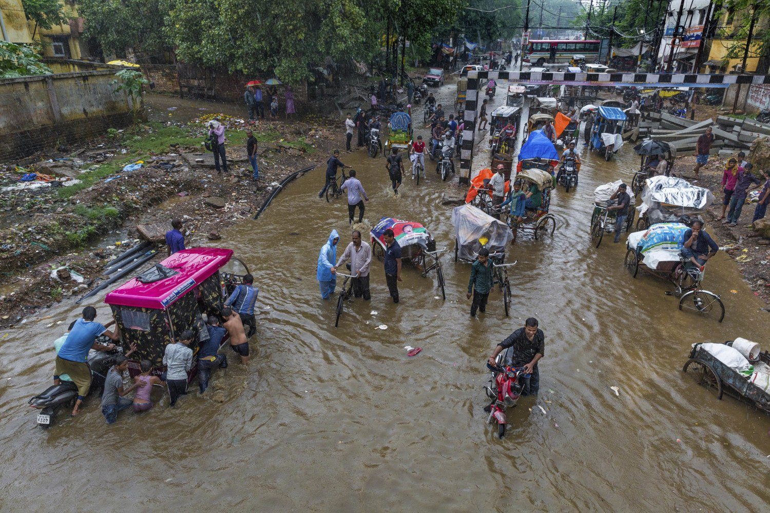 Fuertes lluvias monzónicas en India dejan al menos 37 muertos.